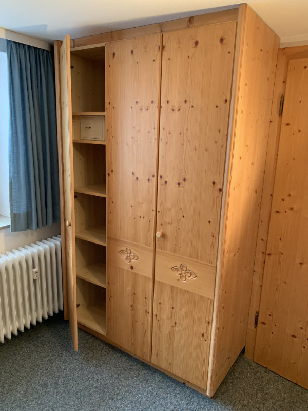 FEWO-SD-Schlafzimmerschrank mit Tresor